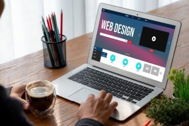 Profissional utilizando ferramenta online de design gráfico para trabalho remoto